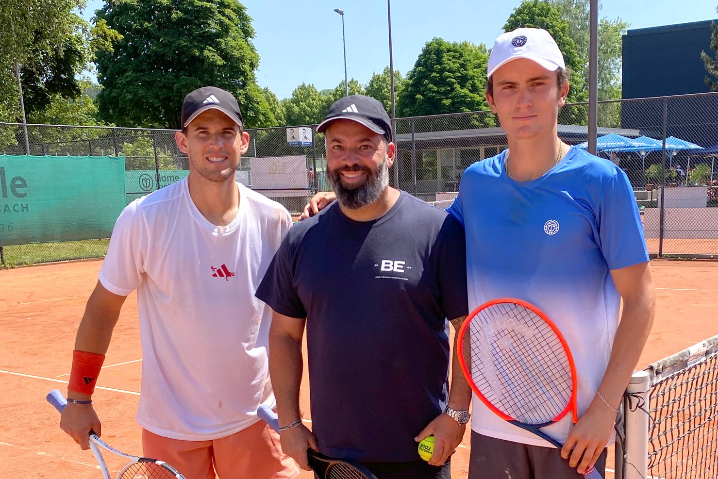 Dominic Thiem, Benjamin Ebrahimzadeh und Liam Gavrielides stehen auf einem Tennisplatz