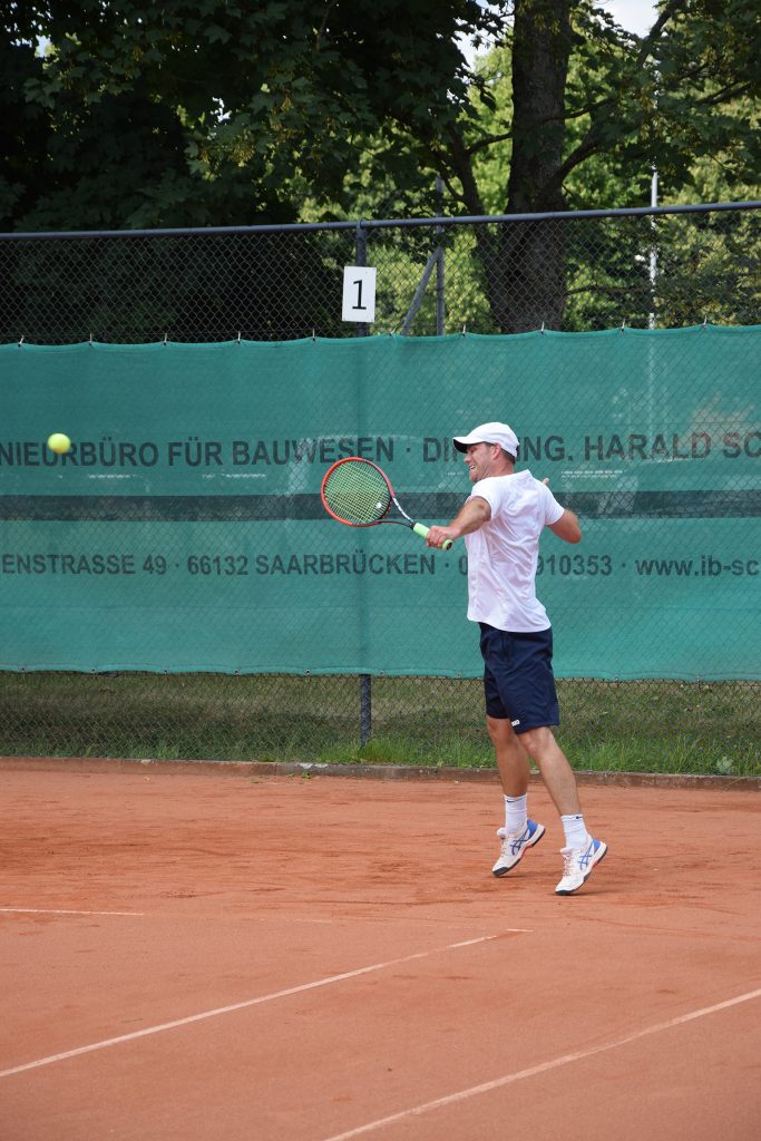Falk Machwirth schlägt einen Tennisball