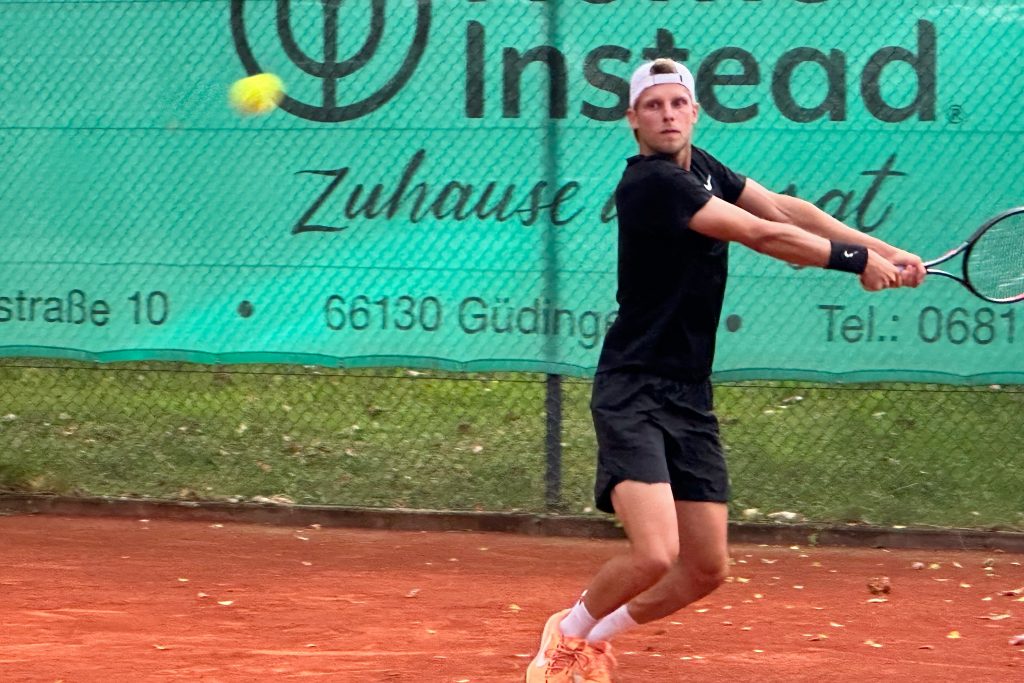 Paul-Georg Günther schlägt einen Tennisball zurück