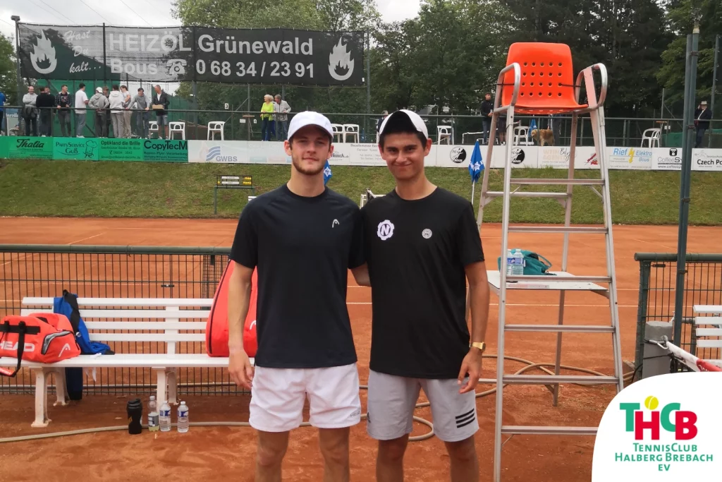 Noah Müller und Marc Kleber stehen zusammen auf einem Tennisplatz bei den Saarlandmeisterschaften